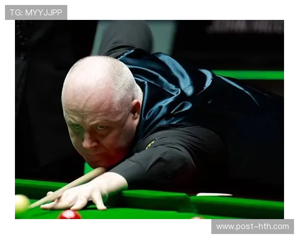 国锦赛决赛现场举行颁奖仪式，吴宜泽从希金斯手中接过冠军支票